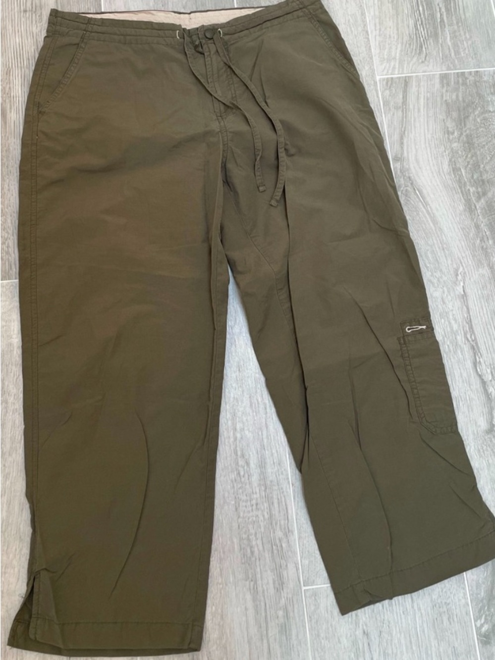 Columbia Womens Medium Olive Green Cargo Capris Cropped Hiking Pants Utility